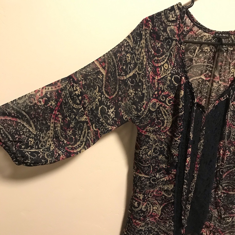 🌻FANG Semi Sheer Paisley V Neck Tunic - Picture 4 of 9